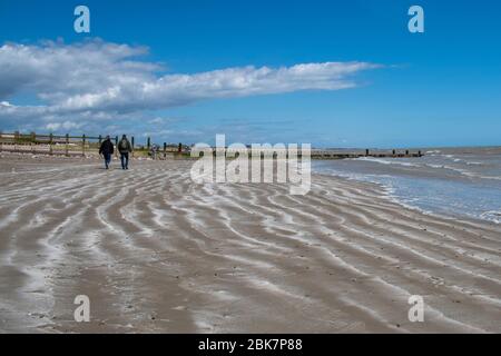 Climping, West Sussex, Großbritannien, 02. Mai 2020. Ein Paar ist während der Blockierung in England an einem einsamen Strand an einem wunderschönen Frühlingstag stundenlang spazieren gegangen Stockfoto
