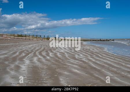 Ein einsamer Strand bei Climping an der Südküste Englands während der Sperrung. Stockfoto
