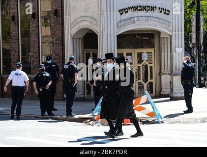 New York, Brooklyn, USA. Mai 2020. NYPD gibt Befehl, die Synagoge zu evakuieren und zu schließen, weil die chassidische jüdische Gemeinde die soziale Distanz nicht respektiert. 05/02/20 New York Brooklyn Williamsburg Lee ST Credit: Marcus Santos/ZUMA Wire/Alamy Live News Stockfoto