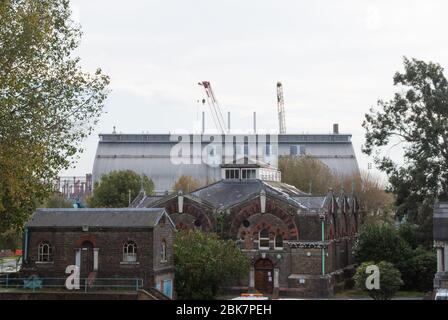 Stahl Aluminium-Verkleidung Abwasserinfrastruktur Thames Water Utilities Zinkbeschichtete Abbey Mills Pumpstation, London E15 2RW von Allies & Morrison Stockfoto