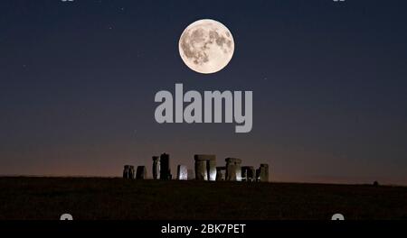 Doppelbelichtungs-Bild des Erntevollmondes über Stonehenge. Stockfoto