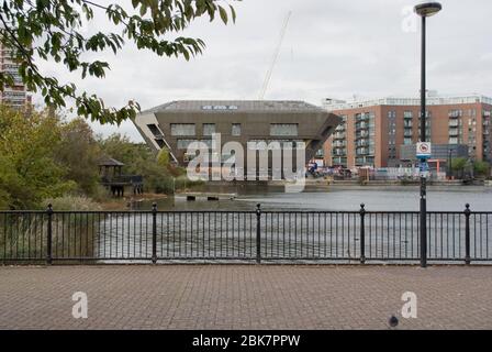 Perforierte Aluminium-Verkleidung Kanada Water Library 21 Surrey Quays Road, Rotherhithe, London SE16 7AR von CZWG Architects Piers Gough Stockfoto