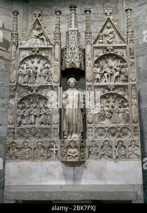 Altarbild des Heiligen Laurentius, erbaut von Jordi de Deu zwischen 1386-1387, im gotischen Stil. Alabaster. Präsidiert von der Figur des heiligen, gekleidet als Diakon, hält ein Buch in der einen Hand und die Gitter des Martyriums in der anderen. Das Leben des Heiligen (zentraler Teil), die Verkündigung (oberer Teil) und die Passion (unterer predella) sind vertreten. Pfarrkirche der Heiligen Maria. Santa Coloma de Queralt, Provinz Tarragona, Katalonien, Spanien. Stockfoto