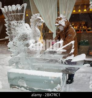 Mann schnitzt Eisskulptur, Sapporo, japan Stockfoto