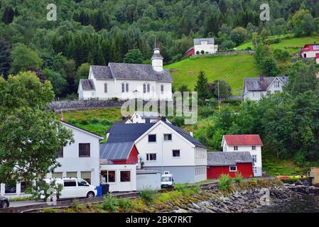 Sunnylven Kirche im Dorf Hellesylt, am Kopf des Sunnylvsfjorden, Norwegen. Stockfoto