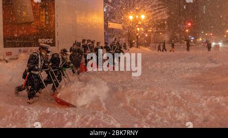 Men Clearing Snow Sapporo, Japan Stockfoto