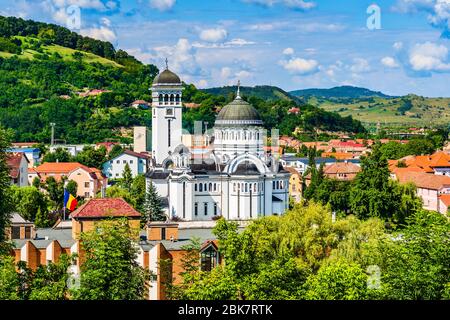 Sighisoara, Mures County, Transilvania, Rumänien: Landschaft der Heiligen Dreifaltigkeit (Stanta Treime) Orthodoxe Kirche mit den Dachflächen der umliegenden Häuser Stockfoto