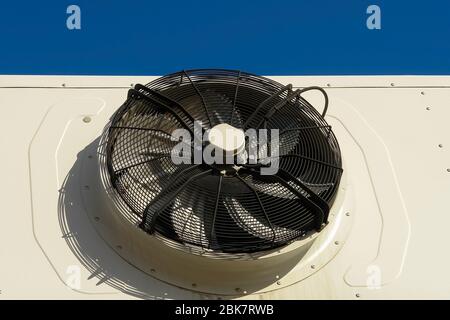 Industrielle Klimaanlage Ventilator hautnah. Große outdoor Klimaanlagen. Großer Lüfter Luftkompressor Stockfoto