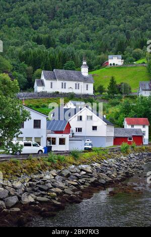 Sunnylven Kirche im Dorf Hellesylt, am Kopf des Sunnylvsfjorden, Norwegen. Stockfoto