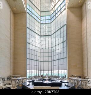 Interieur des Museums für Islamische Kunst mit Blick auf die Skyline der West Bay, Doha, Katar, Mittlerer Osten Stockfoto