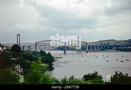 Tamar und Royal Albert Brücken über die Tamar Mündung, die Saltash in Cornwall (links) mit Plymouth in Devon (rechts) verbindet, 26. Juni 1981, England, Großbritannien Stockfoto