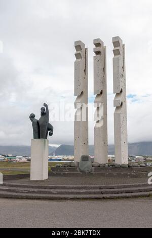 Denkmal für Fischer, die auf See von Helgi Gislason in Höfn, Südisland, verloren gegangen sind. Stockfoto