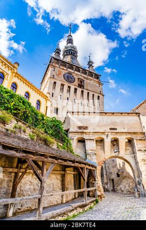 Sighisoara, Mures County, Rumänien: Der Uhrturm, ein Torturm, der Haupteingang zur Zitadelle. Stockfoto