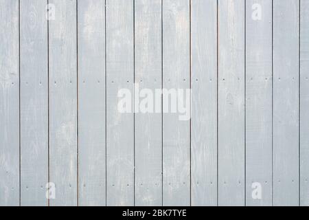 Graue Holzplanken Draufsicht. Schmale Lamellen in grau lackiert. Einzäunung, Holzzaun Hintergrund. Stockfoto