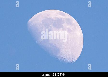 London, Großbritannien. Mai 2020. UK Wetter - ein 71% zunehmender Gibbous Mond wird über Nordwestlondon an einem klaren Abend gesehen. Die Prognose für die nächsten Tage ist variabel vor dem Vollmond dieses Monats am 7. Mai, der als Blumenmond bekannt ist. Kredit: Stephen Chung / Alamy Live News Stockfoto