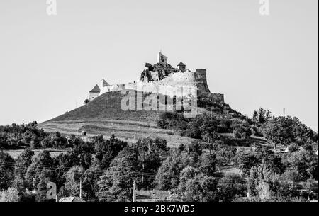 Rupea, Transylvania, Rumänien: Rupea Zitadelle, eine der ältesten archäologischen Stätten in Rumänien. Festung auf dem Hügel umgeben von grünen Wäldern. Stockfoto