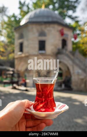 Türkischer Tee in einem traditionellen türkischen Garten im Koza Han Silk Bazaar in Bursa, Türkei Stockfoto