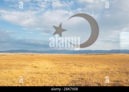 Blick durch das Fenster des Personenzugs in der Türkei Stockfoto