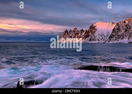 Ersfjord Beach bei Sonnenuntergang. Senja Insel in der Dämmerung, Europa Senja Insel in der Troms Region im Norden Norwegens. Aufnahme mit langer Belichtung. Stockfoto