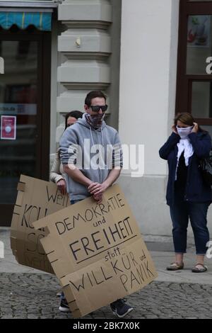 Grundrecht stärken statt Panik schüren, so dass Motto der Demo am Samstagnachmitttag auf dem Postplatz am 02.5.2020 in Görlitz. Stockfoto