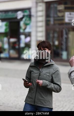 Grundrecht stärken statt Panik schüren, so dass Motto der Demo am Samstagnachmitttag auf dem Postplatz am 02.5.2020 in Görlitz. Stockfoto