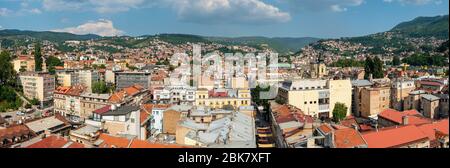 Panorama-Stadtbild von Sarajevo Stadtzentrum im Sommer, BiH Stockfoto