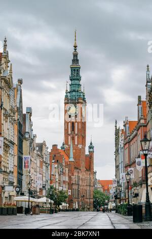Das Rathaus an der leeren Long Lane Straße in der Altstadt, Polen. Stockfoto