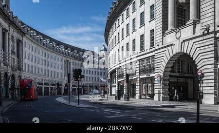 Roter Londoner Bus auf der Regent Street in London während der Sperre. Stockfoto