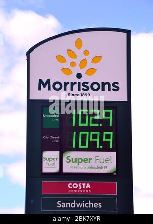 Preisschild für die Morrisons Tankstelle in Manchester, England, Großbritannien, zeigt bleifrei bei 102.9 Pence pro Liter. Die Ölpreise fielen im Frühjahr 2020. Stockfoto