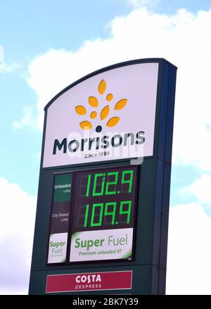 Preisschild für die Morrisons Tankstelle in Manchester, England, Großbritannien, zeigt bleifrei bei 102.9 Pence pro Liter. Die Ölpreise fielen im Frühjahr 2020. Stockfoto