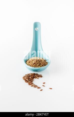 Gemahlene braune Leinsamen und ganze Leinsamen auf weißem Hintergrund Stockfoto