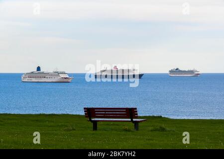 Weymouth, Dorset, Großbritannien. Mai 2020. Drei Kreuzfahrtschiffe sind jetzt in der Bucht vor der Küste von Weymouth in Dorset verankert, weil die Coronavirus-Pandemie die Kreuzfahrtindustrie schließt und die Unternehmen zwingt, ihre Schiffe zu legen. Es sind die P&O’s Aurora, Cunards’s Queen Mary 2 und P&O’s Ventura. Bild: Graham Hunt/Alamy Live News Stockfoto