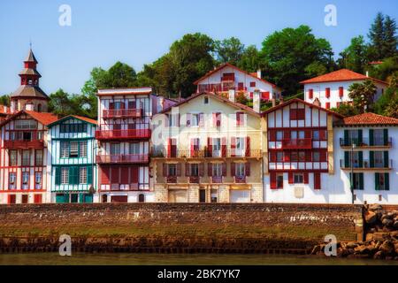 Typische baskische Häuser am Port de Pecheurs in Saint-Jean-de-Luz, Frankreich Stockfoto