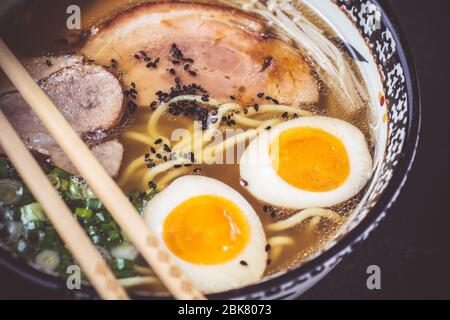 Traditionelle japanische Ramen-Suppe mit Schweinefleisch, Eiern und hausgemachten Udon Noodles Stockfoto