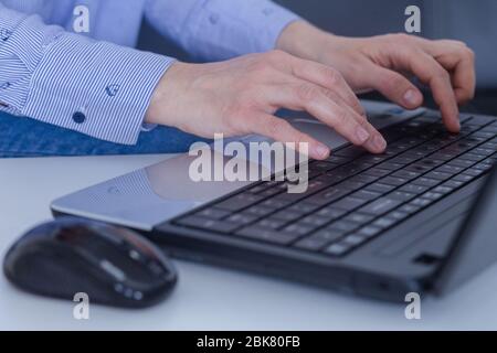Geschäftsfrau Tippen auf Laptop am Arbeitsplatz Frau in home office hand Tastatur arbeiten Stockfoto