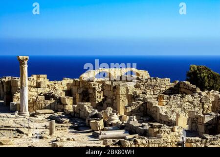 Schöne Landschaft der Ruinen von Bögen auf einem Felsen am Meer. Ruinen am Meer. Kourion, Zypern Stockfoto