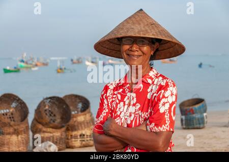 Fischerfrau am Strand Jimbaran Beach Bali Indonesien Stockfoto