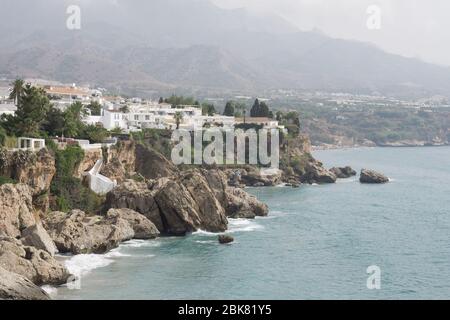 Die Küste von Nerja, Andalusien in der Sonne Stockfoto