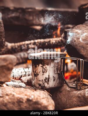 Kochen auf einer Feuerstelle Hintergrund Flammen und Feuer Vordergrund Cook Pot Stockfoto