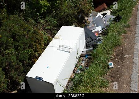 Slough, Berkshire, Großbritannien. Mai 2020. Auf der A412 Uxbridge Road in Slough, Berkshire, wurden Müllhaufen von Hausmüll in der Nähe eines Layby mit Gefrierschränken, Fernsehern, Sofas und Matratzen gekippt. Hausmüllspitzen werden während der Coronavirus Pandemic Lockdown, die zu einer Zunahme der Menge der illegalen Fliegenkippen geführt hat, vorübergehend geschlossen. Kredit: Maureen McLean/Alamy Stockfoto