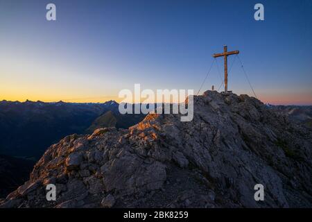 Ich machte dieses Bild nach einer 2-stündigen Wanderung im Dunkeln, um vor Sonnenaufgang auf dem Gipfel zu sein. Stockfoto