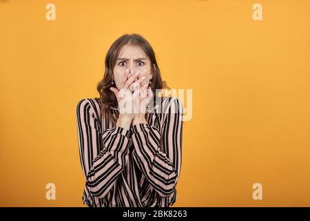 Ängstlich Mädchen Angst, Bedeckt Ihren Mund Mit Händen Stockfoto