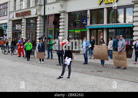 Grundrecht stärken statt Panik schüren, so dass Motto der Demo am Samstagnachmitttag auf dem Postplatz am 02.5.2020 in Görlitz. Stockfoto