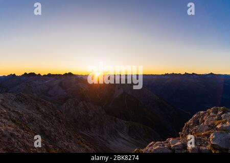 Ich machte dieses Bild nach einer 2-stündigen Wanderung im Dunkeln, um vor Sonnenaufgang auf dem Gipfel zu sein. Stockfoto