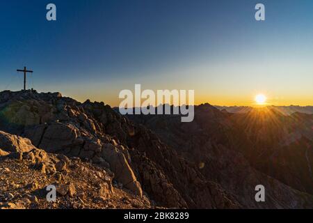 Ich machte dieses Bild nach einer 2-stündigen Wanderung im Dunkeln, um vor Sonnenaufgang auf dem Gipfel zu sein. Stockfoto