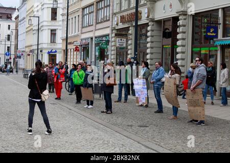 Grundrecht stärken statt Panik schüren, so dass Motto der Demo am Samstagnachmitttag auf dem Postplatz am 02.5.2020 in Görlitz. Stockfoto