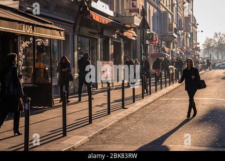 La Bastille, Paris, Frankreich - Dezember 2013: Eine winterliche Straßenszene in Paris Stockfoto