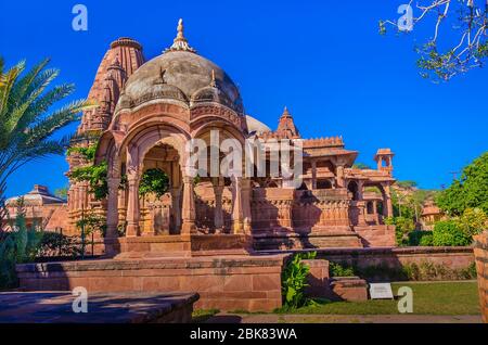 JODHPUR, INDIEN – DEZ. 02, 2019: Die "Sandore Gardens" ist eine Sammlung von Tempeln und Gedenkstätten, Es ist eine weitere wichtige Attraktion in der Nähe von Jodhpur. Stockfoto