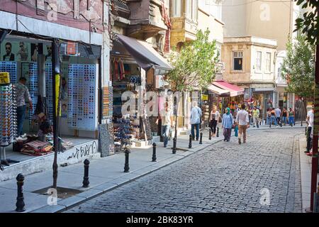 Istanbul, Türkei- 18. September 2017:Stadtstraße in der Nähe des Galata-Turms, mit Souvenirläden für Touristen Stockfoto