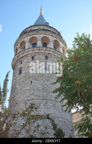 Istanbul, Türkei- 18. September 2017:Galata Turm von unten fotografiert, mit Besuchern Stockfoto